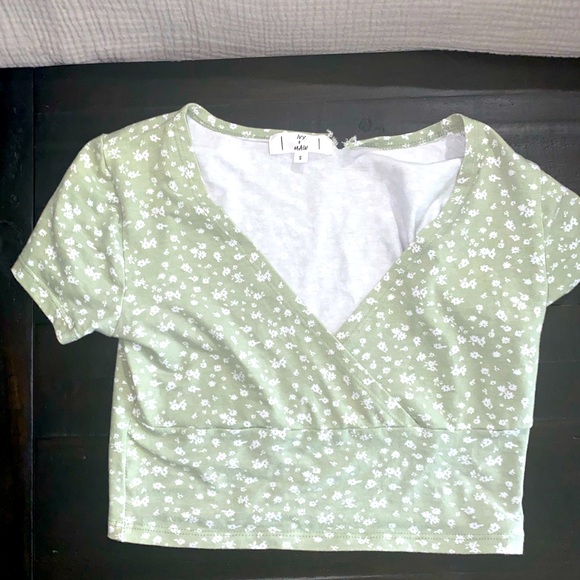 GREEN FLOWER V-NECK CROPPED SHIRT FROM TILLYS💚💚 - Picture 2 of 5